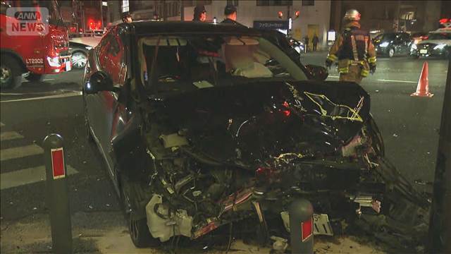 横浜市の交差点　タクシーと乗用車が衝突　4人けが