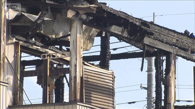 アパート2階の一室が全焼　焼け跡から性別不明の1人の遺体　埼玉・坂戸市