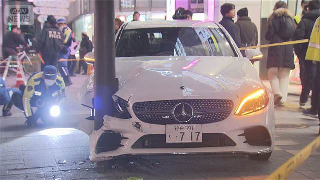 【速報】東京・新宿駅近くで車が歩道に突っ込む　10代女性ら3人が病院搬送