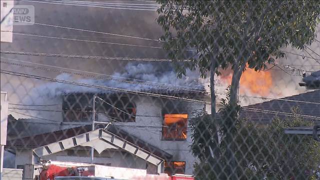 2階建ての住宅から激しい炎と煙　大分市　