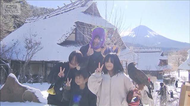 「一富士、二鷹、三なすび」初夢を現実に？本物のタカと撮影会　山梨