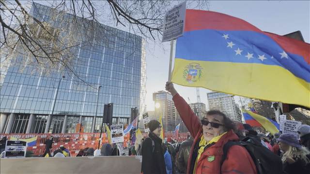 「ベネズエラに干渉するな」ロンドンの米大使館前でマドゥロ大統領拘束などに抗議