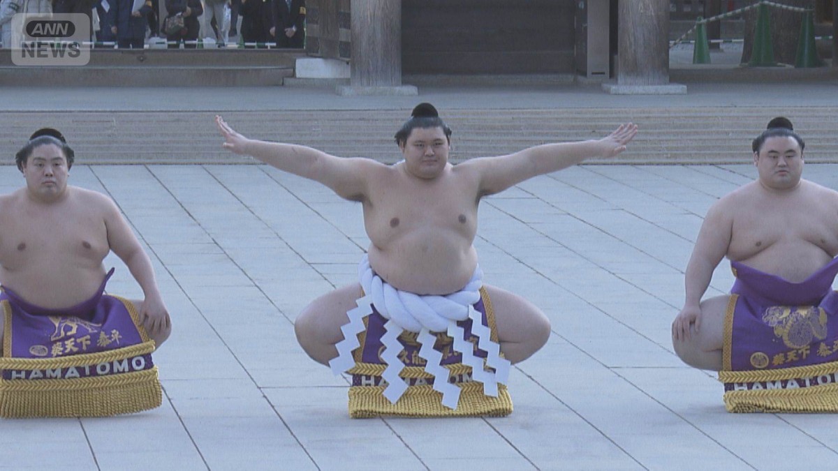 横綱大の里 新化粧まわしで土俵入り