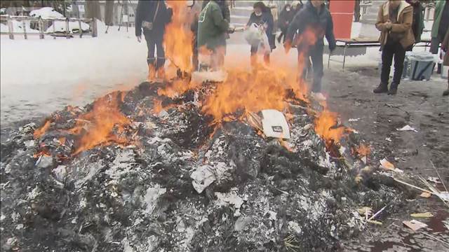 どんと焼きの火が燃え移る　参拝女性がやけど　病院搬送　北海道
