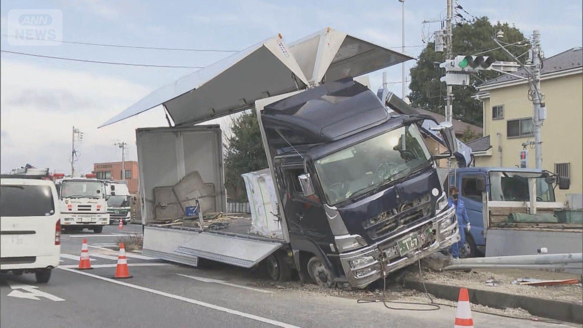 中央分離帯にトラック突入　電柱倒れる　運転男性がけが　千葉市