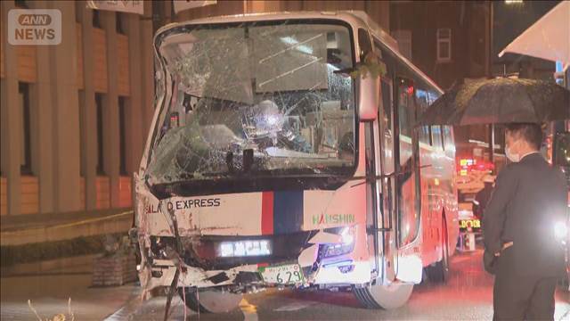 神戸市で歩道乗り上げ大型バスが衝突　乗客ら9人けが