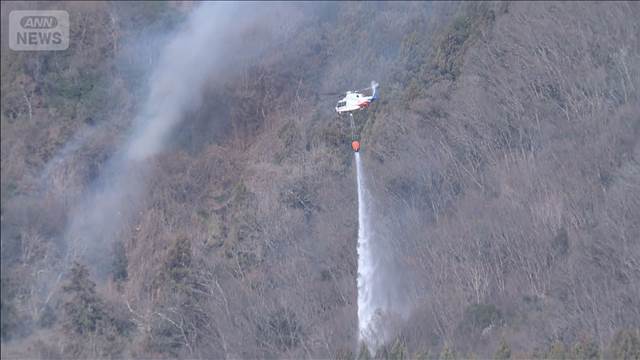 山梨・上野原市の山火事 1日超経過も延焼 消火活動続く