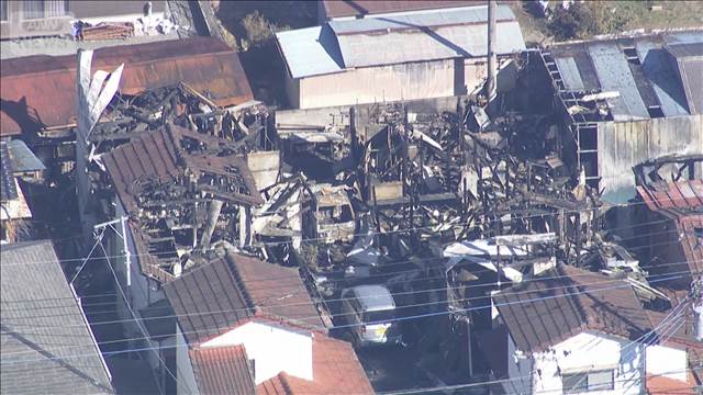 栃木・足利市で住宅5軒の火事　2人の遺体 80代の男女か