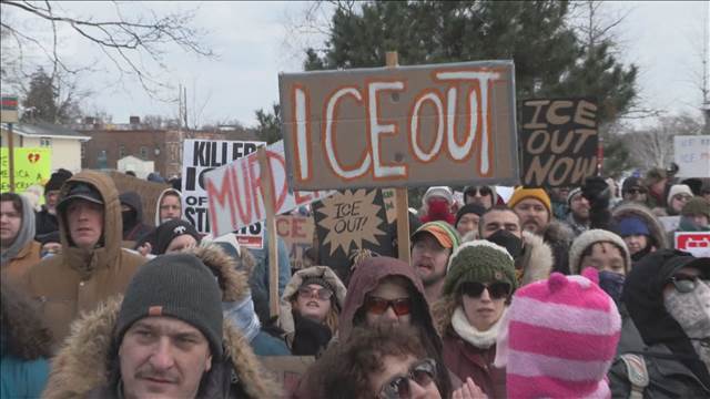 移民当局が銃撃し女性死亡 全米1000カ所以上で抗議　トランプ政権への怒り噴出