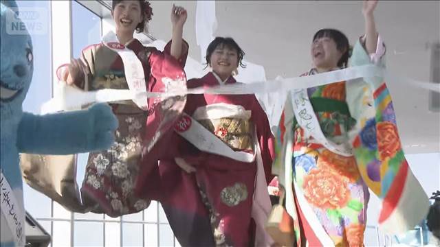雪が降る中で“祝う会”　「大人の抱負」胸に階段を
