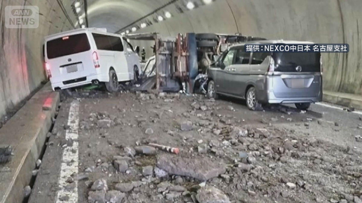 高速道路でダンプカー横転　5台絡む事故　走行車線を大量の土砂が埋め尽くす　岐阜