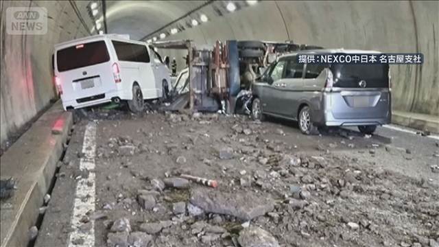 高速道路でダンプカー横転　5台絡む事故　走行車線を大量の土砂が埋め尽くす　岐阜