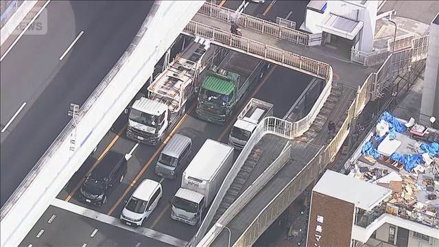 トラックから積み荷落下　走行中のバイクが衝突 女性重体　神戸