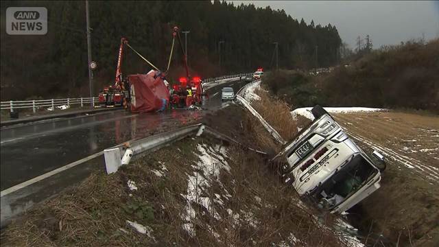 “路面は凍結”大型トラックが男性ひき田んぼに転落