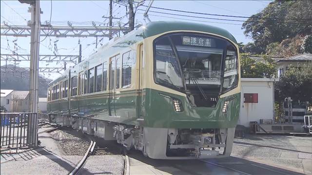 江ノ電が20年ぶりの新型車両お披露目　座席から美しい景色を楽しめる演出