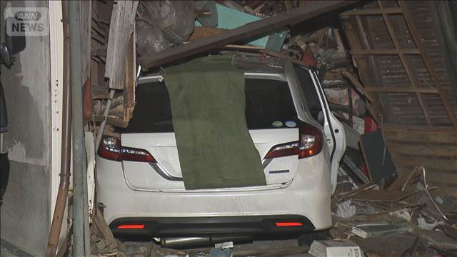 パトカー追跡中 車が倉庫に突っ込み3人けが　飲酒運転の可能性も