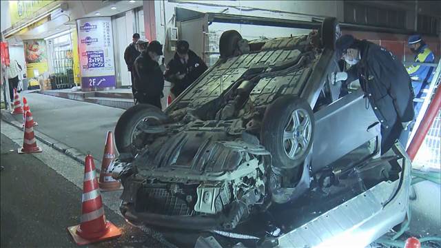 パトカーが追跡中に… 環七で車が追突し横転　2人逃走