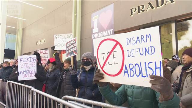 トランプ氏 就任1年 全米各地でデモ1200件超 NYトランプタワー前にもデモ隊押し寄せる