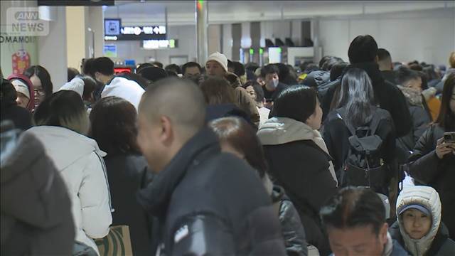 新千歳空港　数千人の人で混雑　大雪の影響で空港から出られず