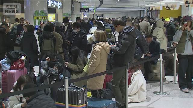 新千歳空港で数千人が一夜明かす　大雪で鉄道やバスが運休