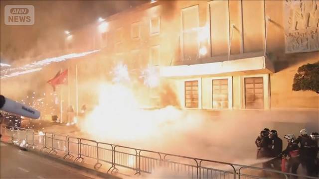 副首相ら汚職疑惑に怒り　数千人が反政府デモ　警察官3人負傷　アルバニア・ティラナ