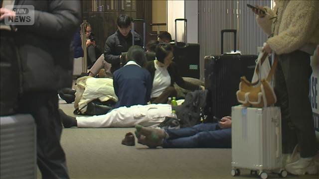 新千歳空港　約7000人が一夜明かす　大雪で各交通機関に影響