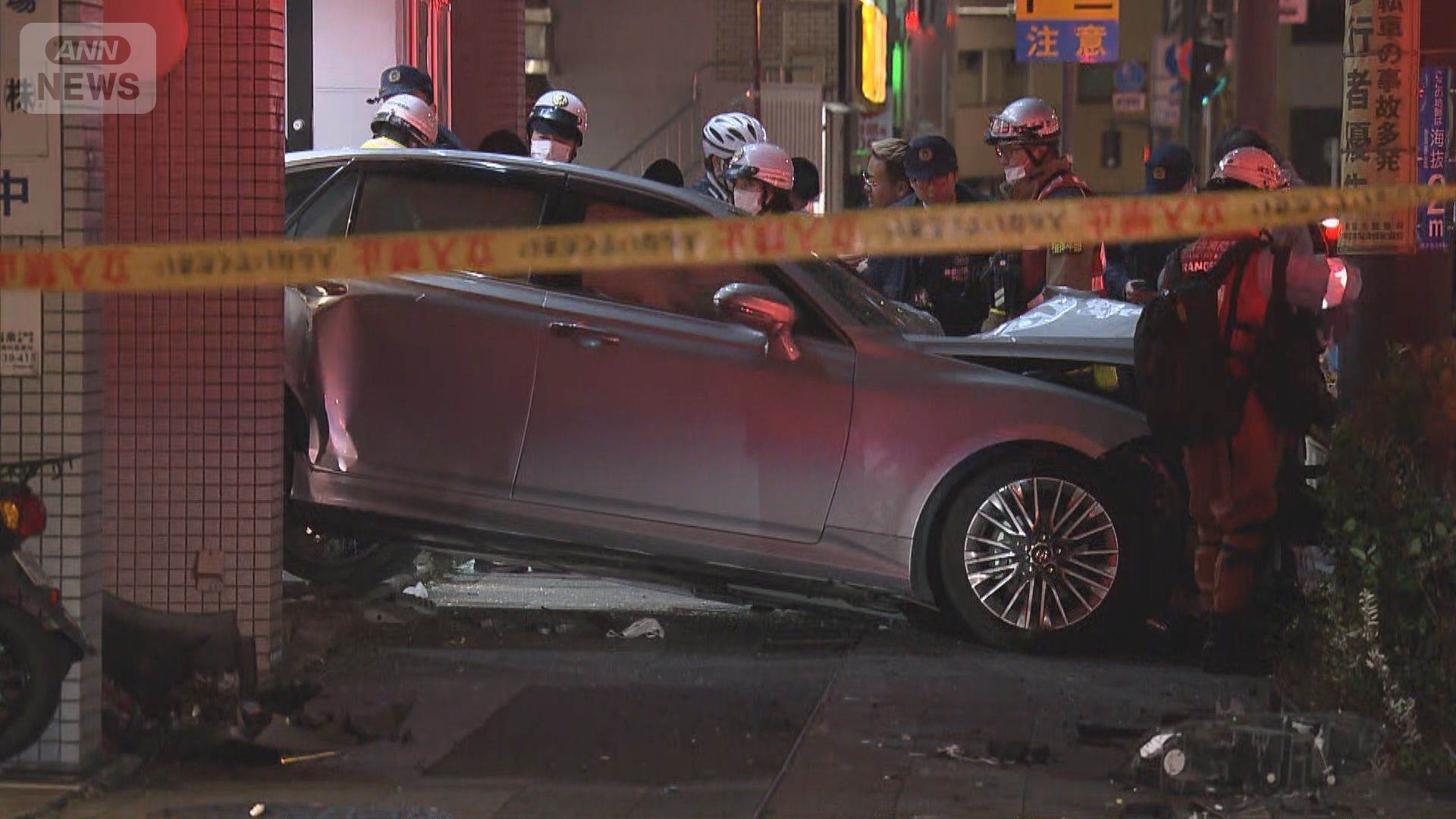 「人が挟まれている」乗用車が歩道に乗り上げ歩行者含む2人重傷 横浜・中区