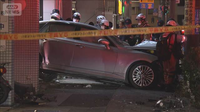 「人が挟まれている」乗用車が歩道に乗り上げ歩行者含む2人重傷　横浜・中区