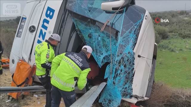 トルコ　バスが道路から転落 30人以上死傷　路面濡れスピード出しすぎか