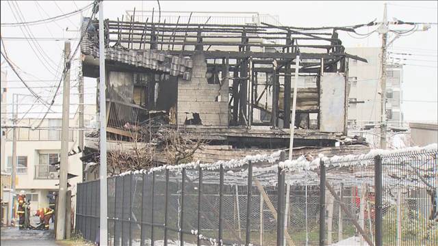 住宅火災で2人死亡 雪が降りしきるなか焼け落ちる　東京・稲城市