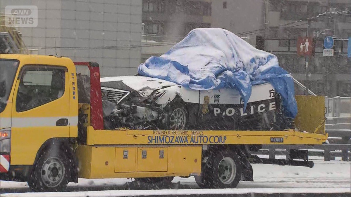 東京・築地大橋で雪による事故相次ぐ　パトカーに突っ込んだ車の運転手が逃走