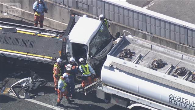 タンクローリーにトラック2台追突か　運転手2人が病院搬送　名古屋高速