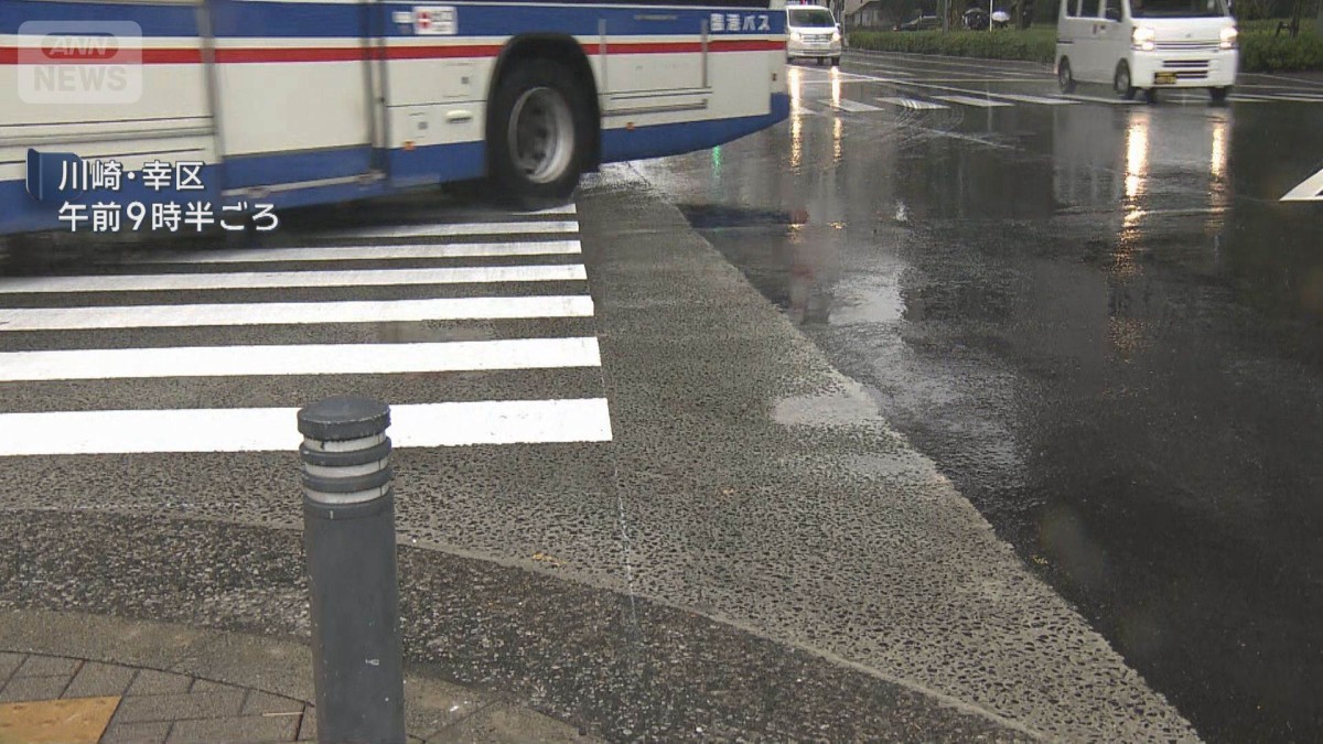 歩行者が路線バスにはねられ重体　JR川崎駅前