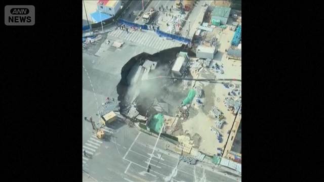 巨大な穴に建物が…中国・上海で道路陥没　付近で地下鉄の掘削工事
