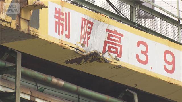 大型トレーラーが高架の標識に引っかかる　4時間立ち往生　東京・千代田区