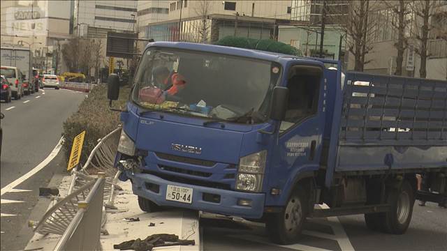 東京・港区でごみ収集車が中央分離帯に突っ込む　乗用車と接触する事故