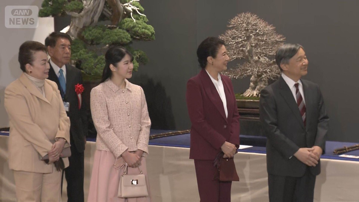 天皇ご一家　盆栽の展覧会をご覧に　推定樹齢約400年の五葉松も　信子さまが案内