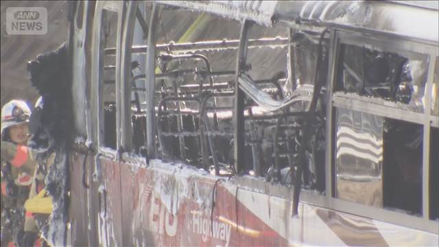 中央道で観光バスが炎上　エンジントラブルが原因か
