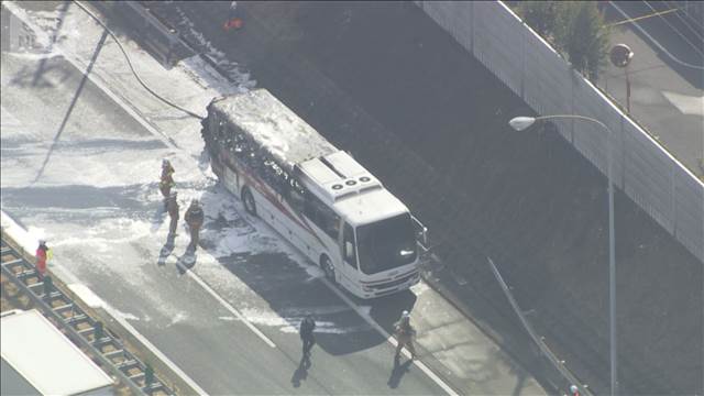 中央道で乗客40人乗せた観光バスが炎上　エンジントラブル原因か　東京・日野市