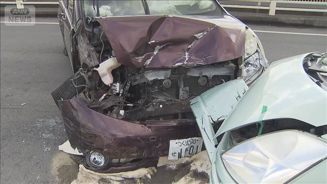 橋の上で車4台絡む事故 高齢男女5人が重軽傷