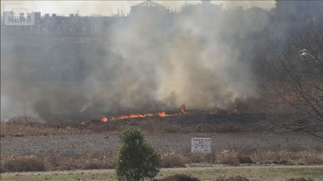 多摩川の河川敷で枯れ草が焼ける火事　約4万6000平方メートル延焼