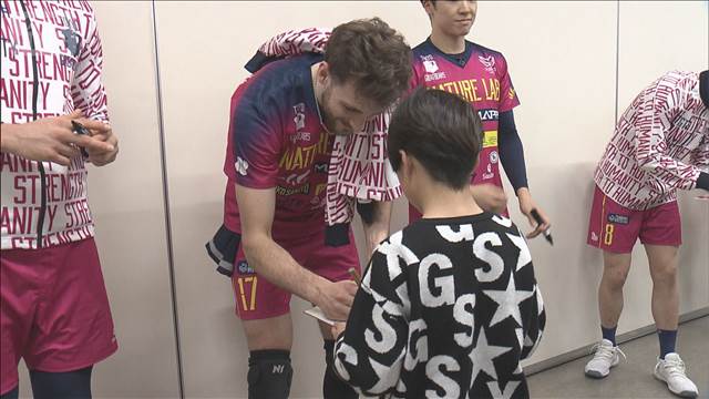 被害者支援で遺族ら招待　バレーボール観戦 選手と交流