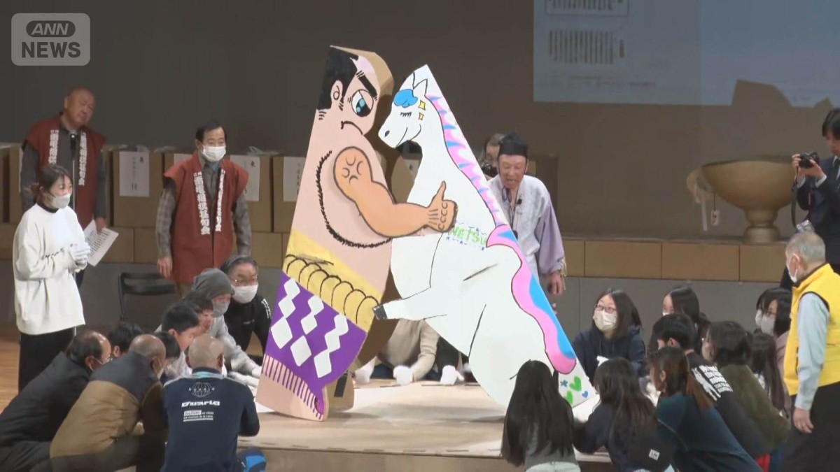 高さ2mの巨大紙相撲の力士が白熱の取り組み　雷電の出身地、長野・東御市で