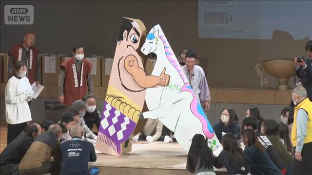 高さ2mの巨大紙相撲の力士が白熱の取り組み　雷電の出身地、長野・東御市で