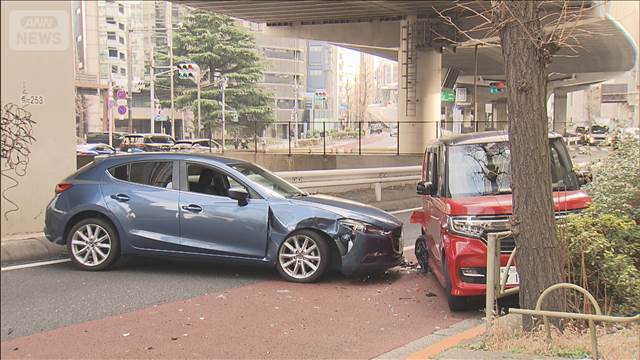 国道246号を塞ぐように…東京・目黒区で車2台が事故　3人けが