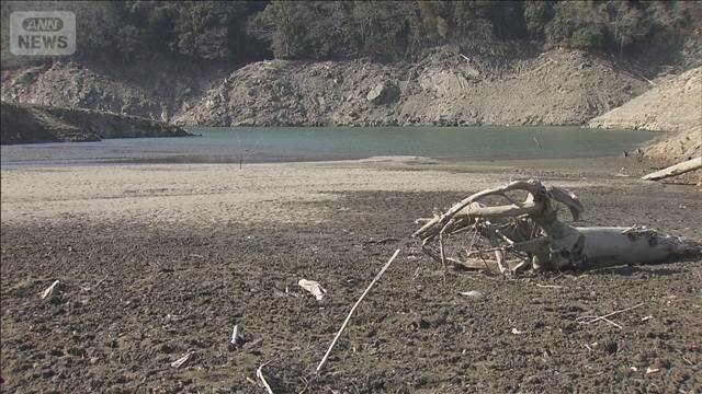 3連休の“渇水ダム”立ち入り禁止エリアに観光客 70年前に沈んだ橋も出現