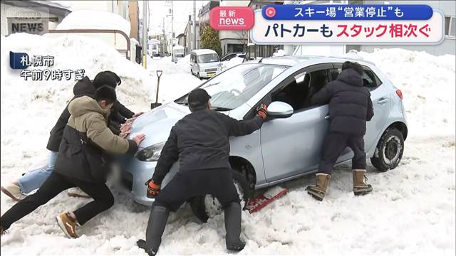 雪解け路面の至るところで車がスタック パトカーも立ち往生　暖かくなった札幌