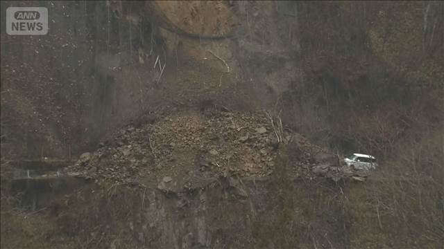 岐阜・高山市の国道で土砂崩れ　走行中の車乗り上げ …男性搬送