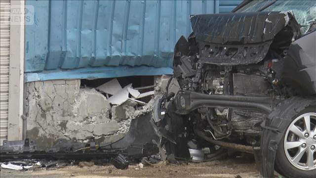 ホームセンターに車が突っ込む　運転の男性死亡　秋田・男鹿市