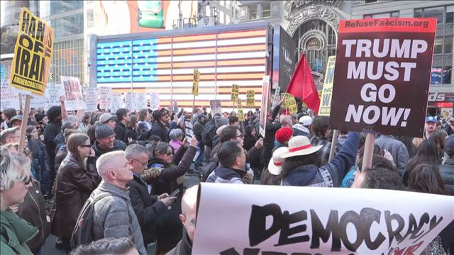 イラン攻撃　タイムズスクエアで大規模デモ 「アメリカ人は望んでいない」